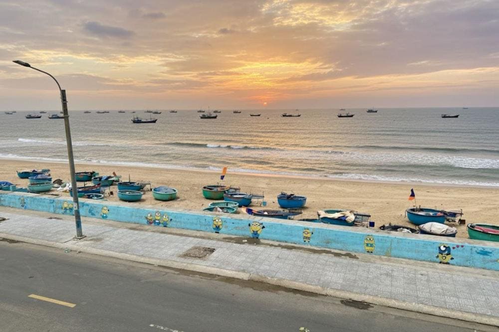 Bờ biển làng chài Phước Hải